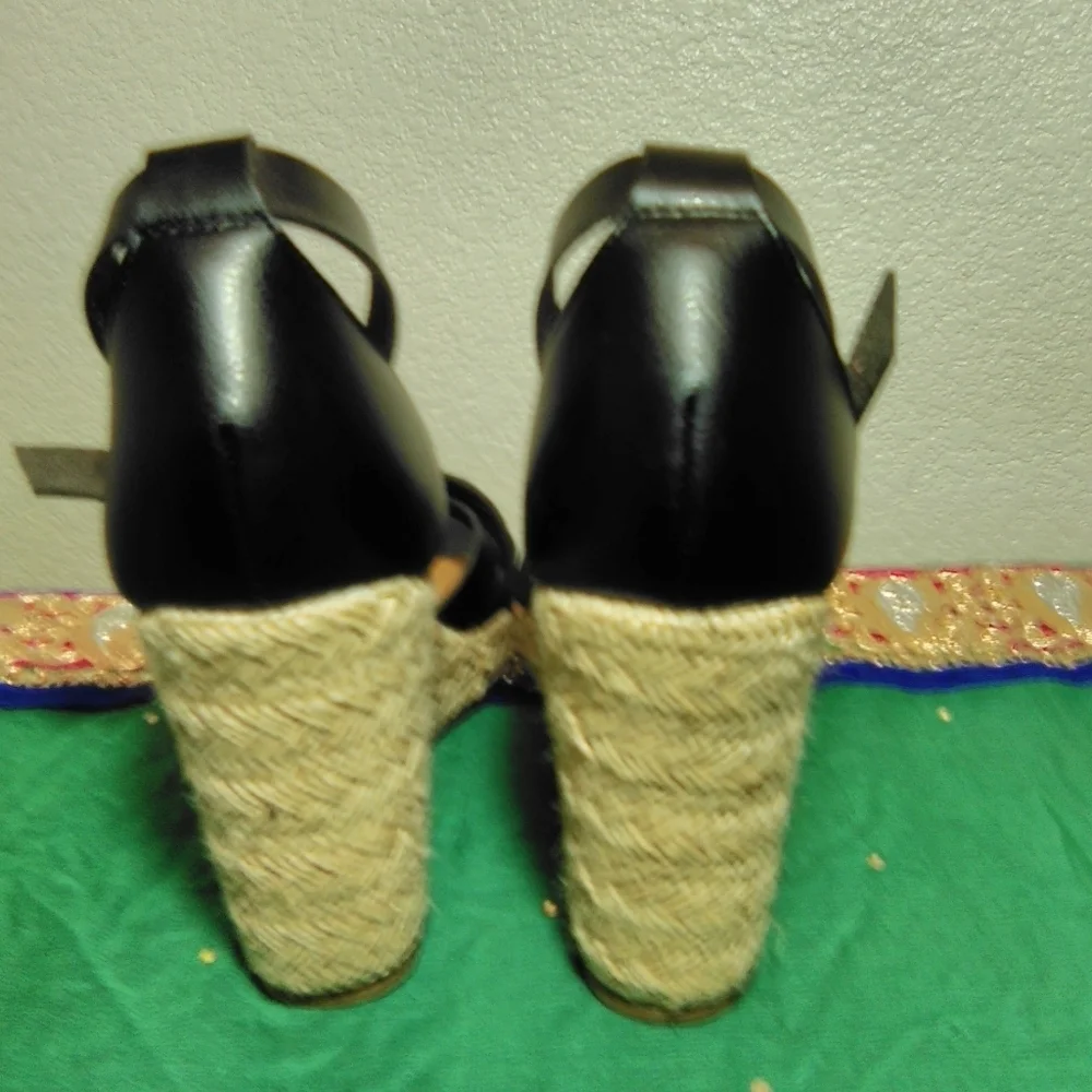 Time and Tru Black Leather platform sandals w/memory foam insoles